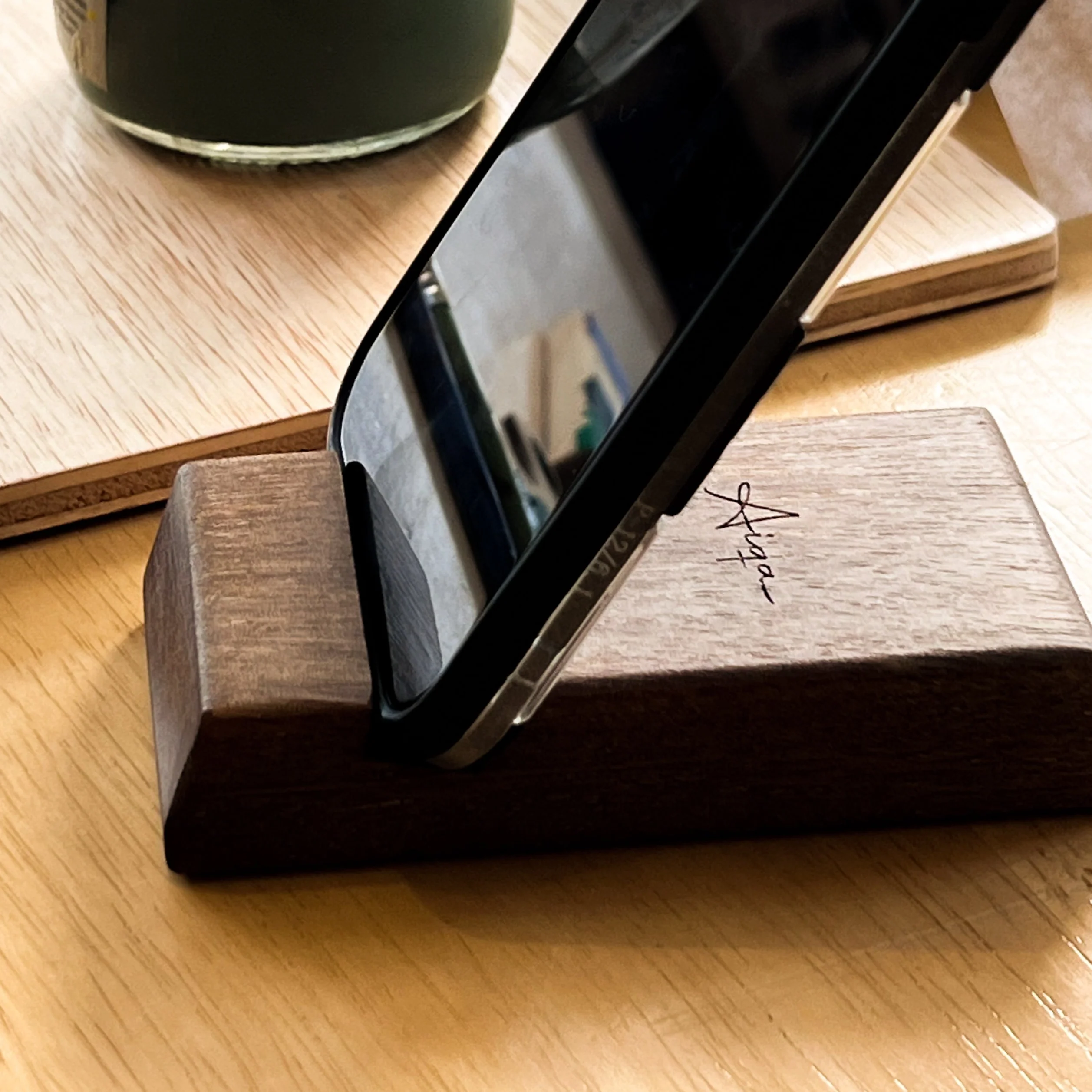 KECHI Balau Wood Phoneholder - Image 3